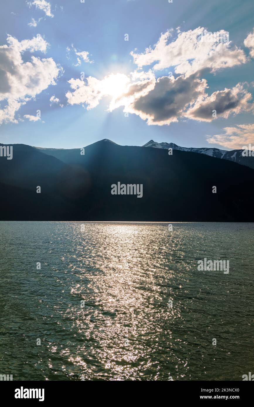 Le lac Muncho, entouré par les montagnes Rocheuses canadiennes; la Colombie-Britannique; le Canada Banque D'Images