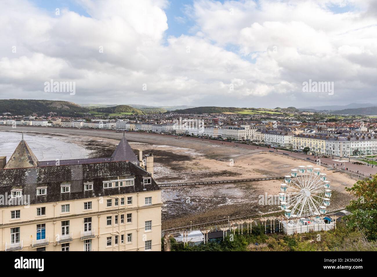 The Promenade, Sea Front et Grand Hotel à Llandudno, au nord du pays de Galles, au Royaume-Uni. Banque D'Images