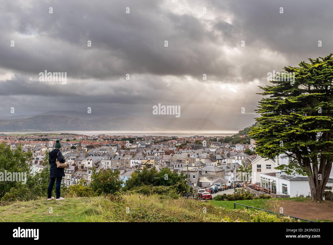 Femme regardant le ciel spectaculaire au-dessus de Llandudno Town de Happy Valley, Llandudno, au nord du pays de Galles, Royaume-Uni. Banque D'Images