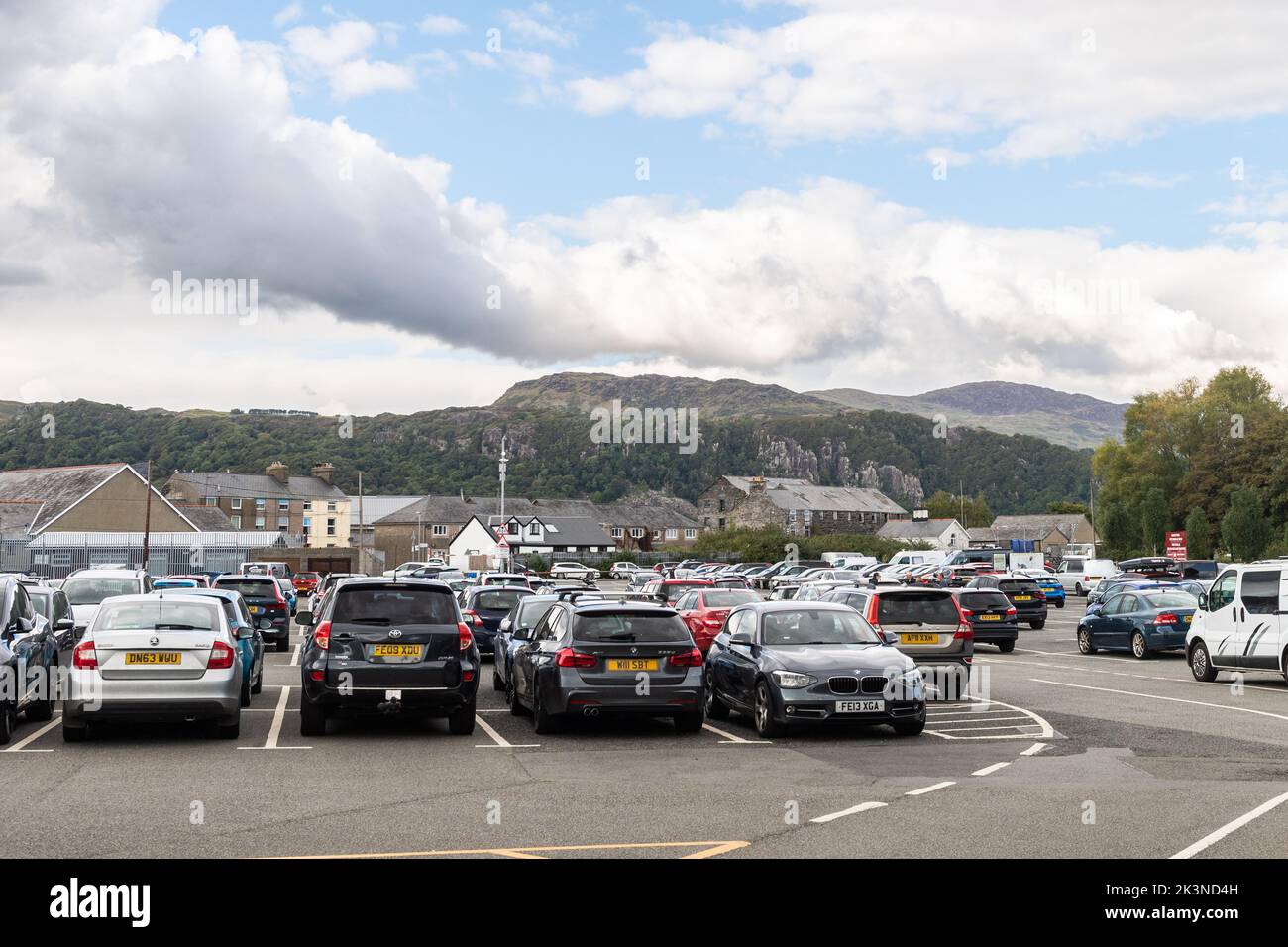 Parking à Porthmadog, au nord du pays de Galles, Royaume-Uni. Banque D'Images