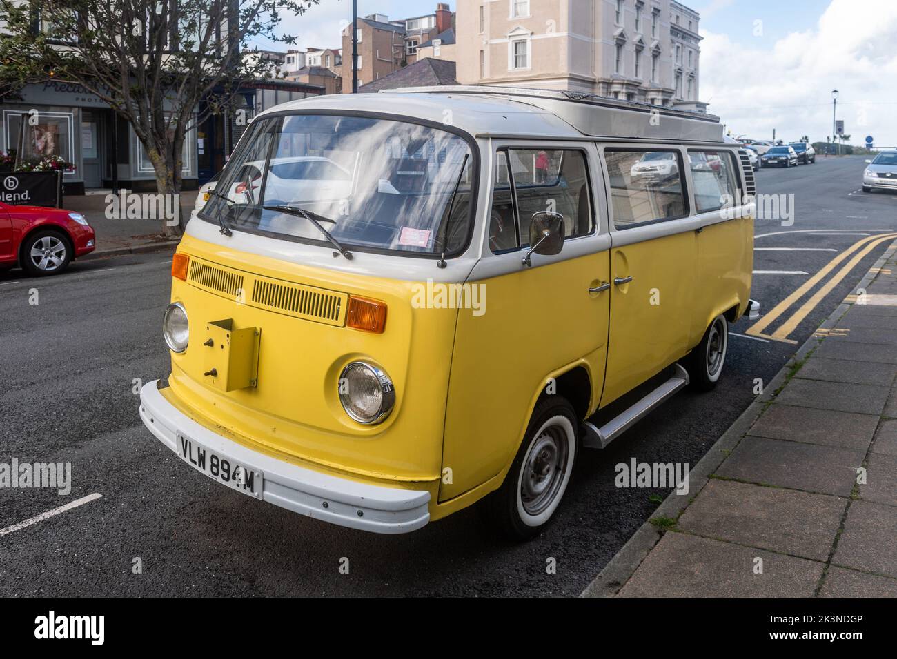 Yellow Volkswagen Campervan stationné à Llandudno, au nord du pays de Galles, au Royaume-Uni. Banque D'Images