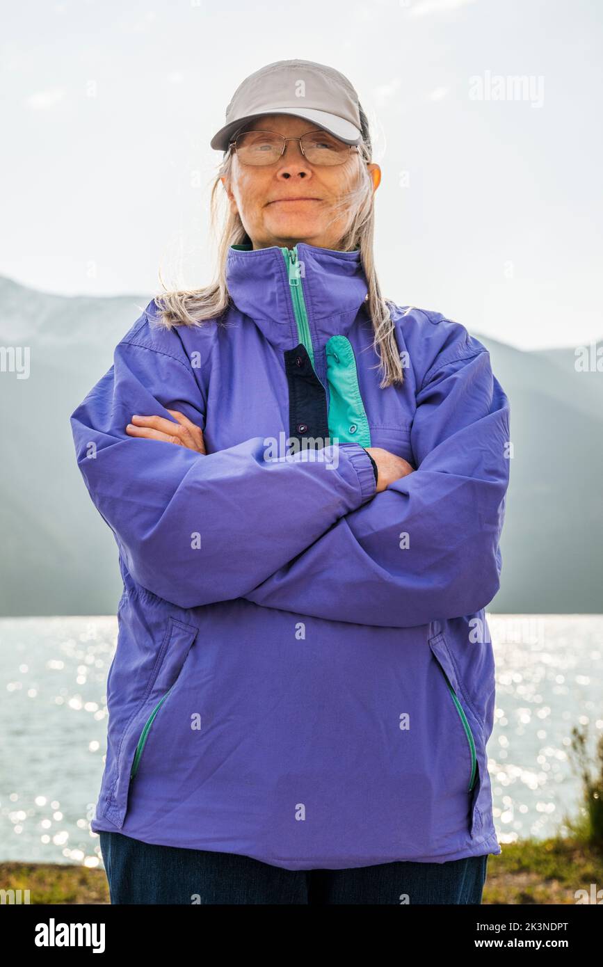 Portrait d'une touriste féminine senior; Muncho Lake; Colombie-Britannique; Canada Banque D'Images