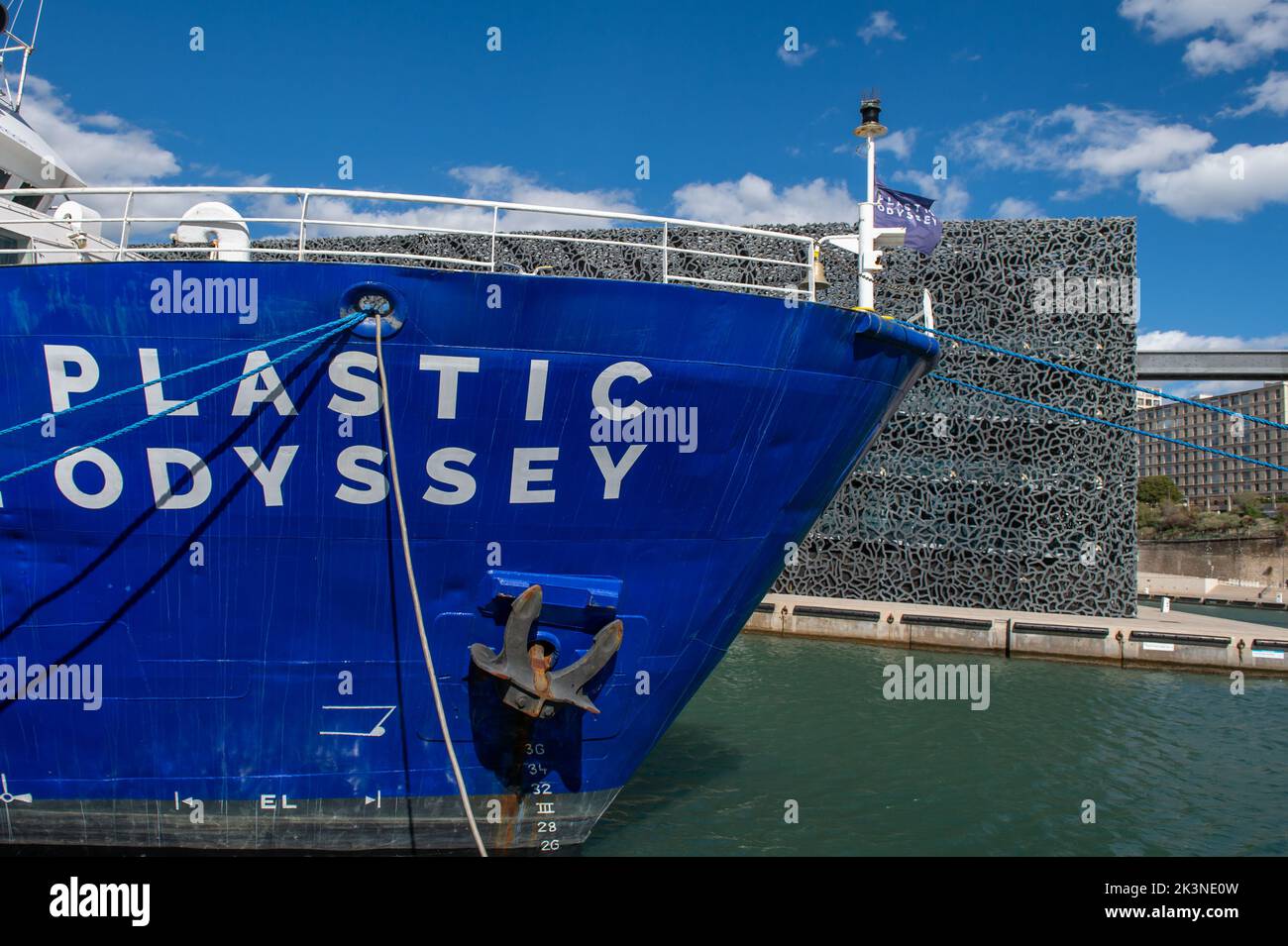 Le bateau Plastic Odyssey, amarré dans le bassin du Mucem à Marseille. Plastic Odyssey lance une mission visant à explorer les zones les plus touchées par la pollution plastique afin de recueillir, de développer et de diffuser des solutions. Le départ du navire pour une mission de trois ans avec 30 pays visités est prévu pour le 01 octobre 2022. Banque D'Images