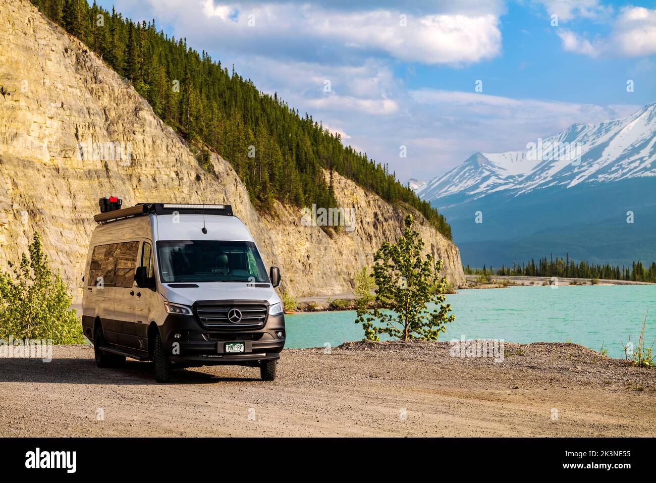 Véhicule récréatif le long de la route de l'Alaska et du lac Muncho; entouré par les montagnes Rocheuses canadiennes; Colombie-Britannique; Canada Banque D'Images