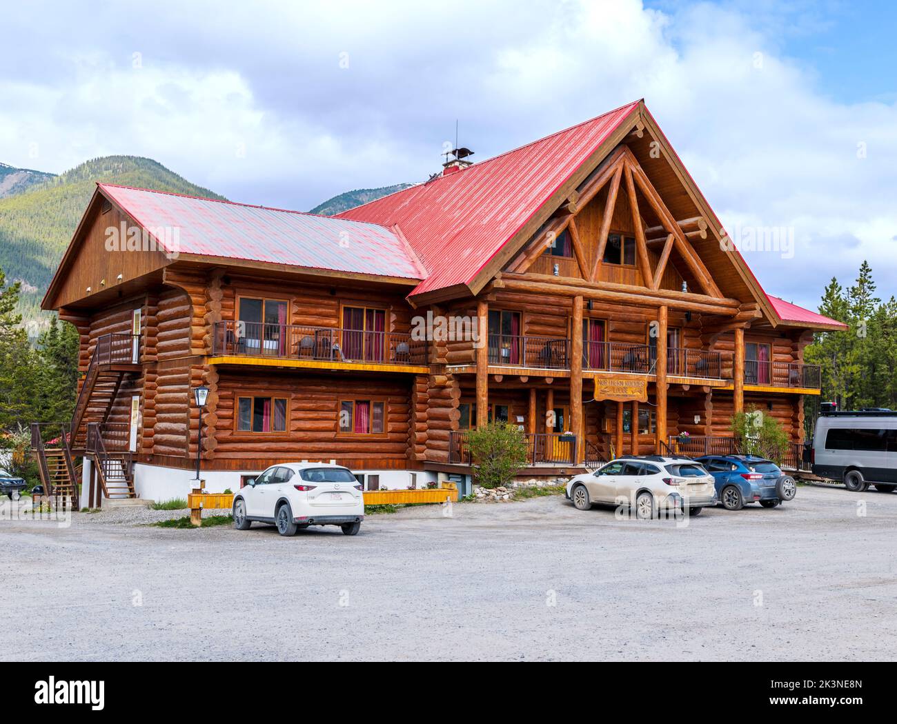 Vue extérieure du Northern Rockies Mountain Lodge; du lac Muncho; de la Colombie-Britannique; du Canada Banque D'Images