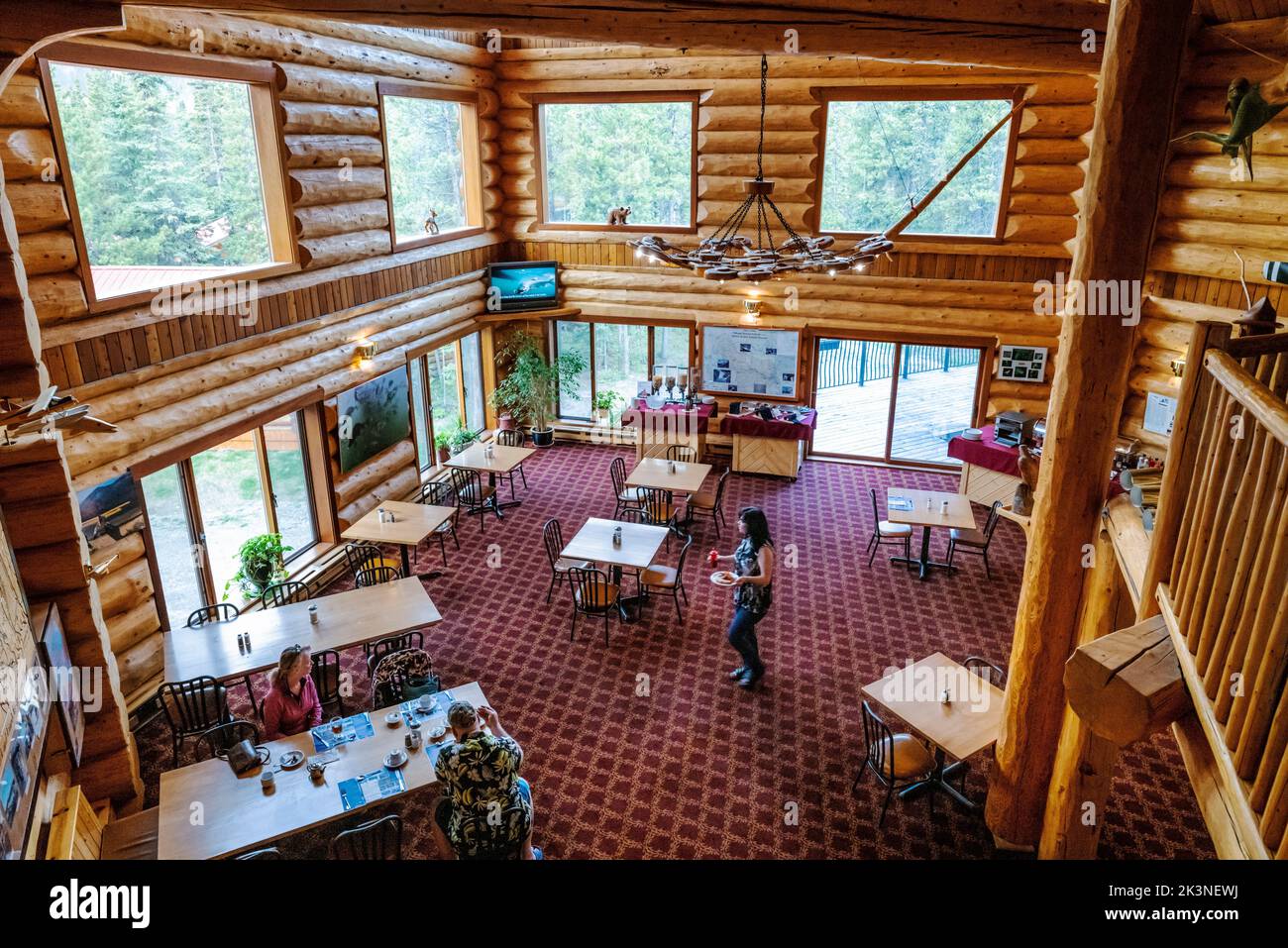 Vue intérieure de la salle à manger; Northern Rockies Mountain Lodge; Muncho Lake; Colombie-Britannique; Canada Banque D'Images