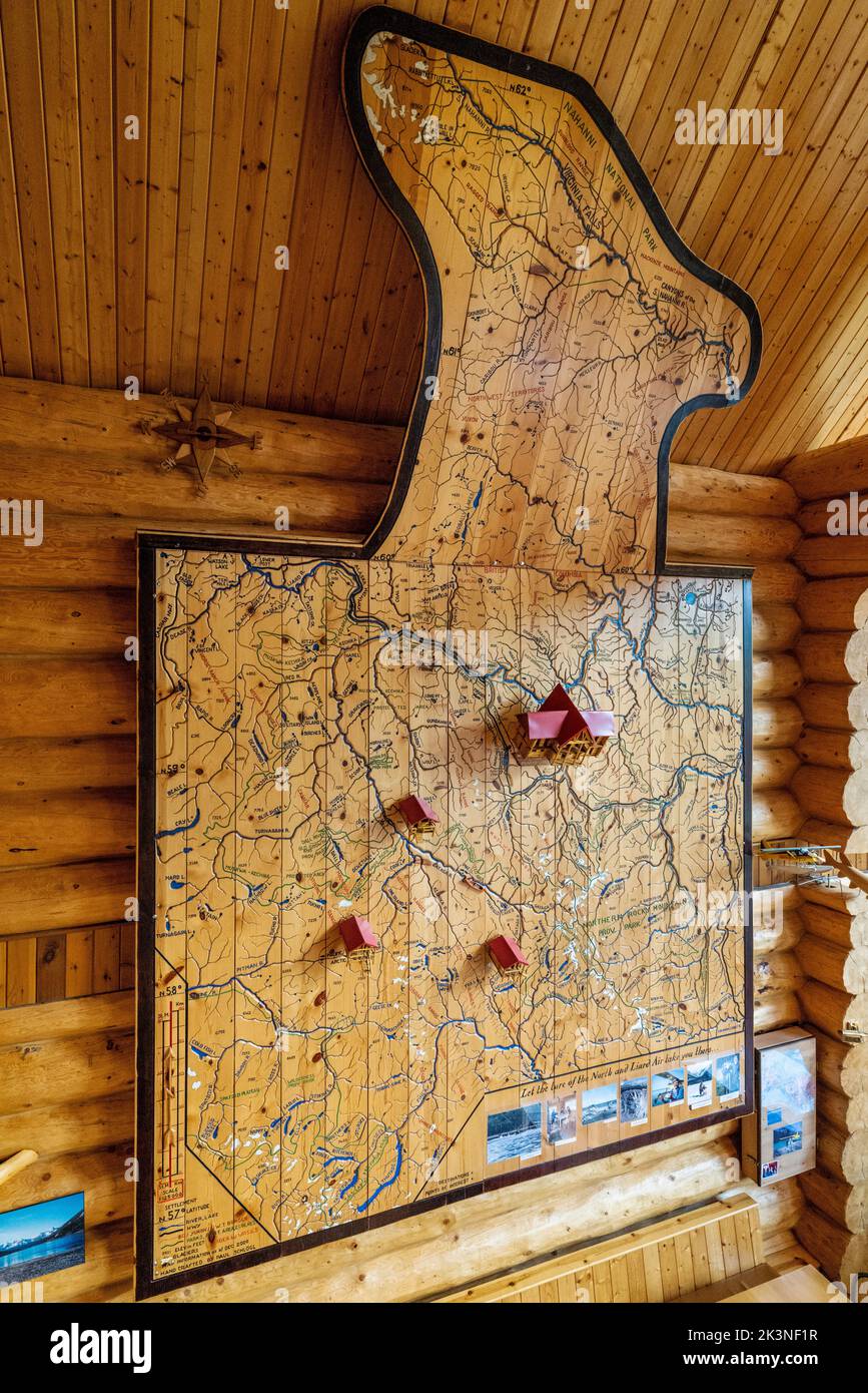Grande carte en bois sculpté à la main par Paul Schlogl; Northern Rockies Mountain Lodge; Muncho Lake; Colombie-Britannique; Canada Banque D'Images