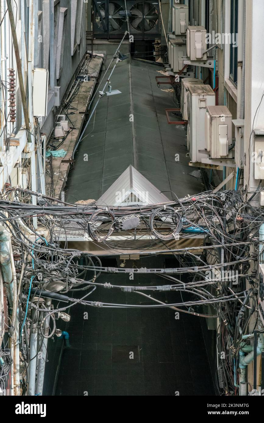 Le chaos et les fils désordonnés scène à Bangkok, en Thaïlande. Tir vertical. Banque D'Images