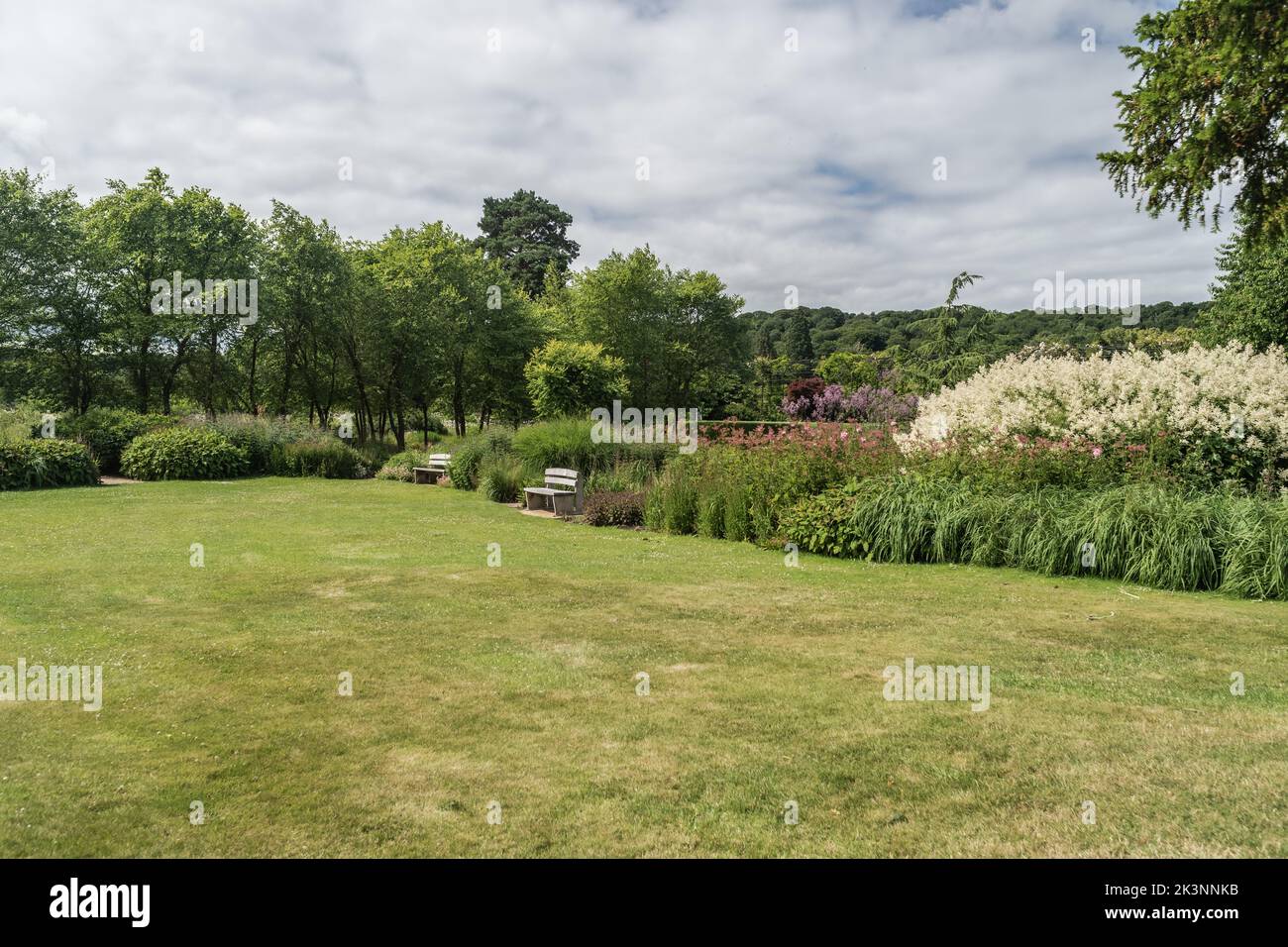 Trentham Gardens pelouse bien entretenue jour ensoleillé, paysage. Banque D'Images