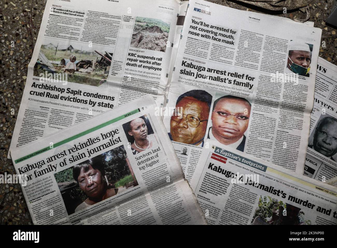 Nakuru, Kenya, 27/09/2022, Une vue des vieux journaux kenyans qui ont couvert l'histoire du journaliste tué William Munuhe, et du chef d'œuvre du génocide rwandais Felicien Kabuga, lors d'un atelier d'électronique à Nakuru Town. La famille de feu William Munuhe qui a été tué sur 14 janvier 2003, comme il a aidé la police et le Bureau fédéral des enquêtes des États-Unis (FBI) à traquer Felicien Kabuga est toujours en quête de justice 19 ans plus tard. Felicien Kabuga (89), a été chassé de sa cachette en France après 26 ans de course et sera présenté au mécanisme résiduel international d'UNís pour Tribu criminel Banque D'Images