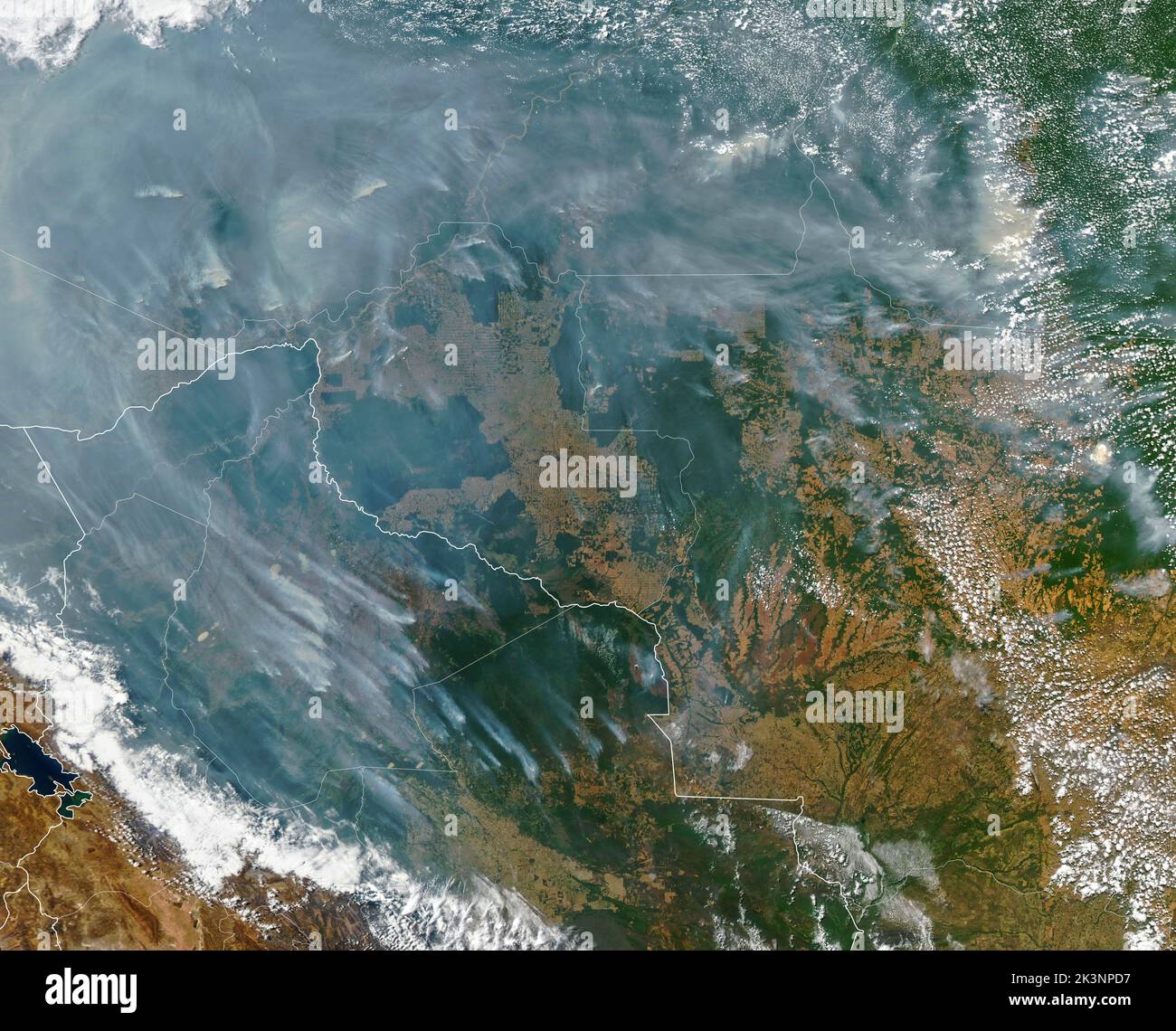 BRÉSIL - )5 septembre 2020 - le satellite Aqua de la NASA a acquis une image couleur naturelle (ci-dessus) de fumée sur certaines parties de la Bolivie et du Brésil, en grande partie à cause de la TH Banque D'Images