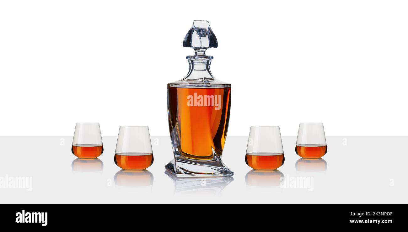 Carafe avec cognac. Carafe à whisky sur fond blanc. Banque D'Images