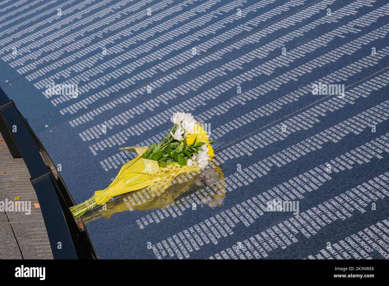 Mémorial des anciens combattants de la guerre de Corée, bouquet laissé par la famille coréenne par des noms de militaires coréens morts pendant la guerre. Washington, DC, États-Unis. Banque D'Images