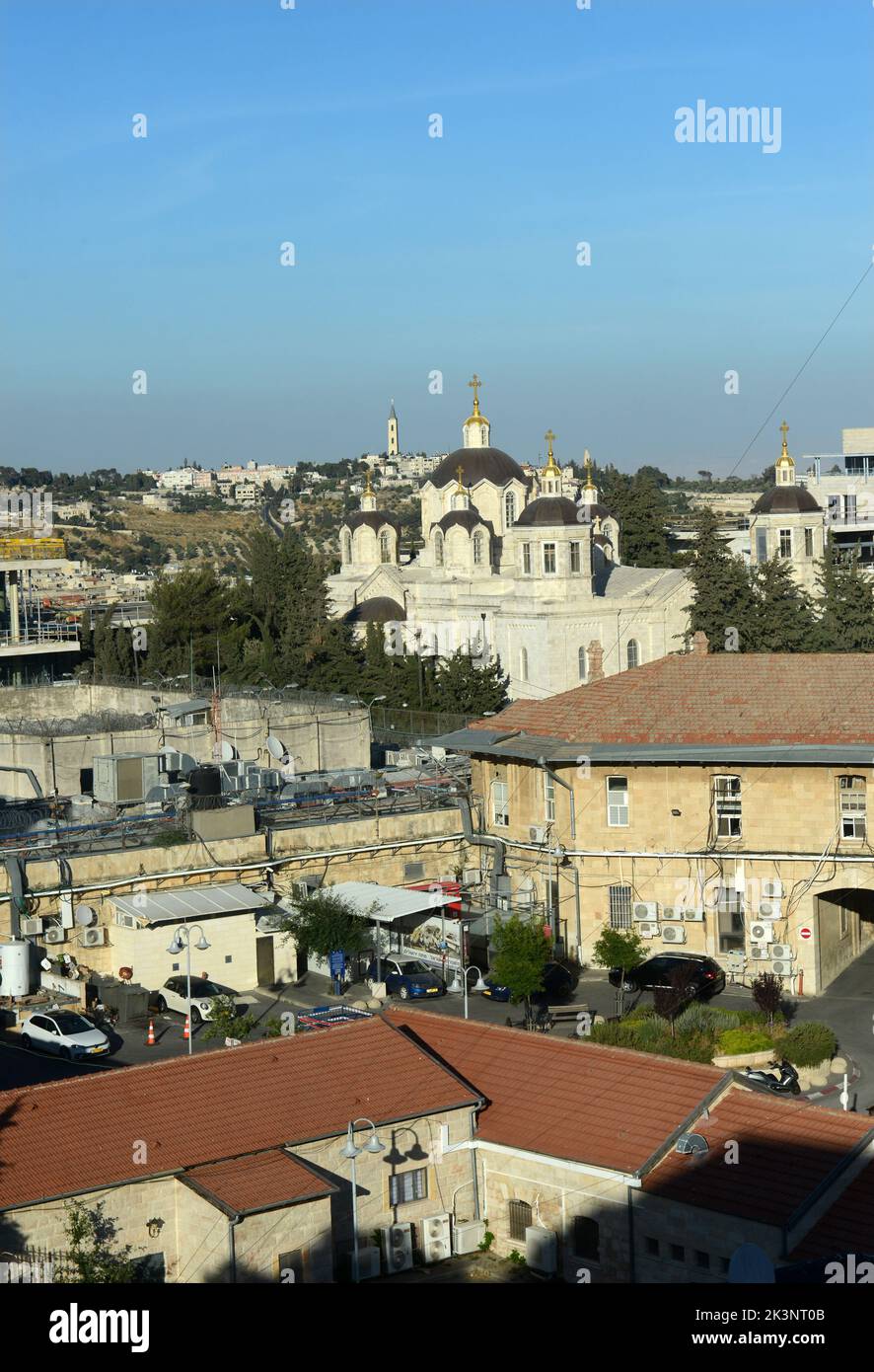 Vue sur la cathédrale orthodoxe russe de la Sainte trinité dans le complexe russe de Jérusalem-Ouest et sur l'église de l'Ascension sur le Mont des oliviers Banque D'Images