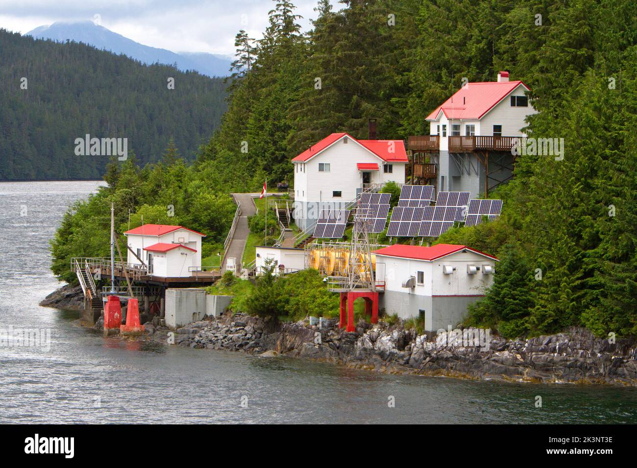 Le phare Boat Bluff, près de Klemtu, sur l'île Sarah, dans le chenal