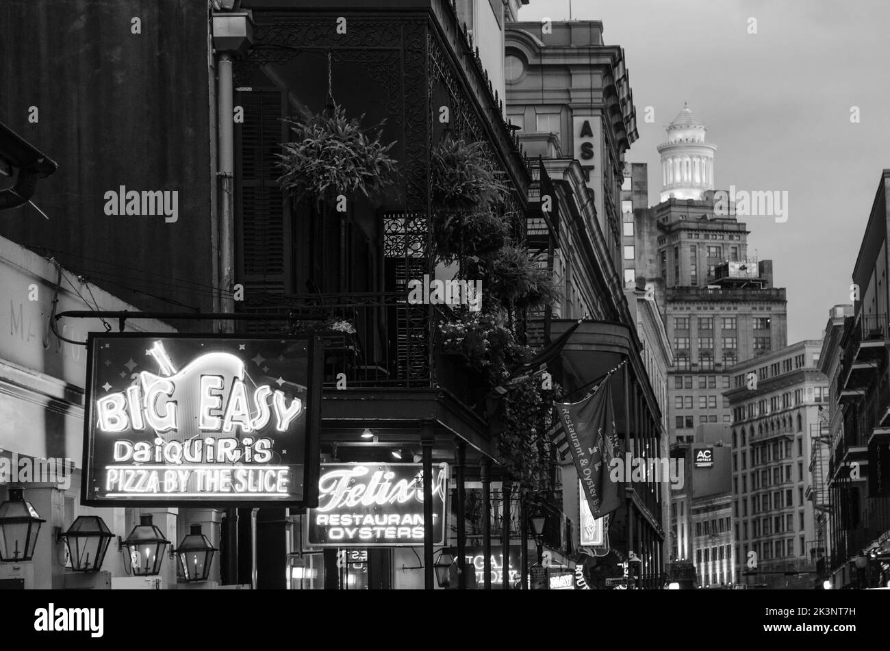 Bourbon Street, la Nouvelle-Orléans la nuit en noir et blanc Banque D'Images