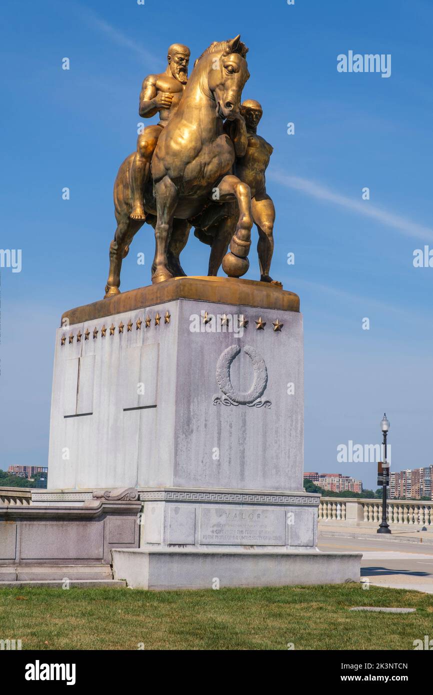 Valor, l'une des statues de l'art de la guerre à l'extrémité est du pont commémoratif d'Arlington. Sculpteur, Leo Friedlander. Washington, DC, États-Unis. Banque D'Images
