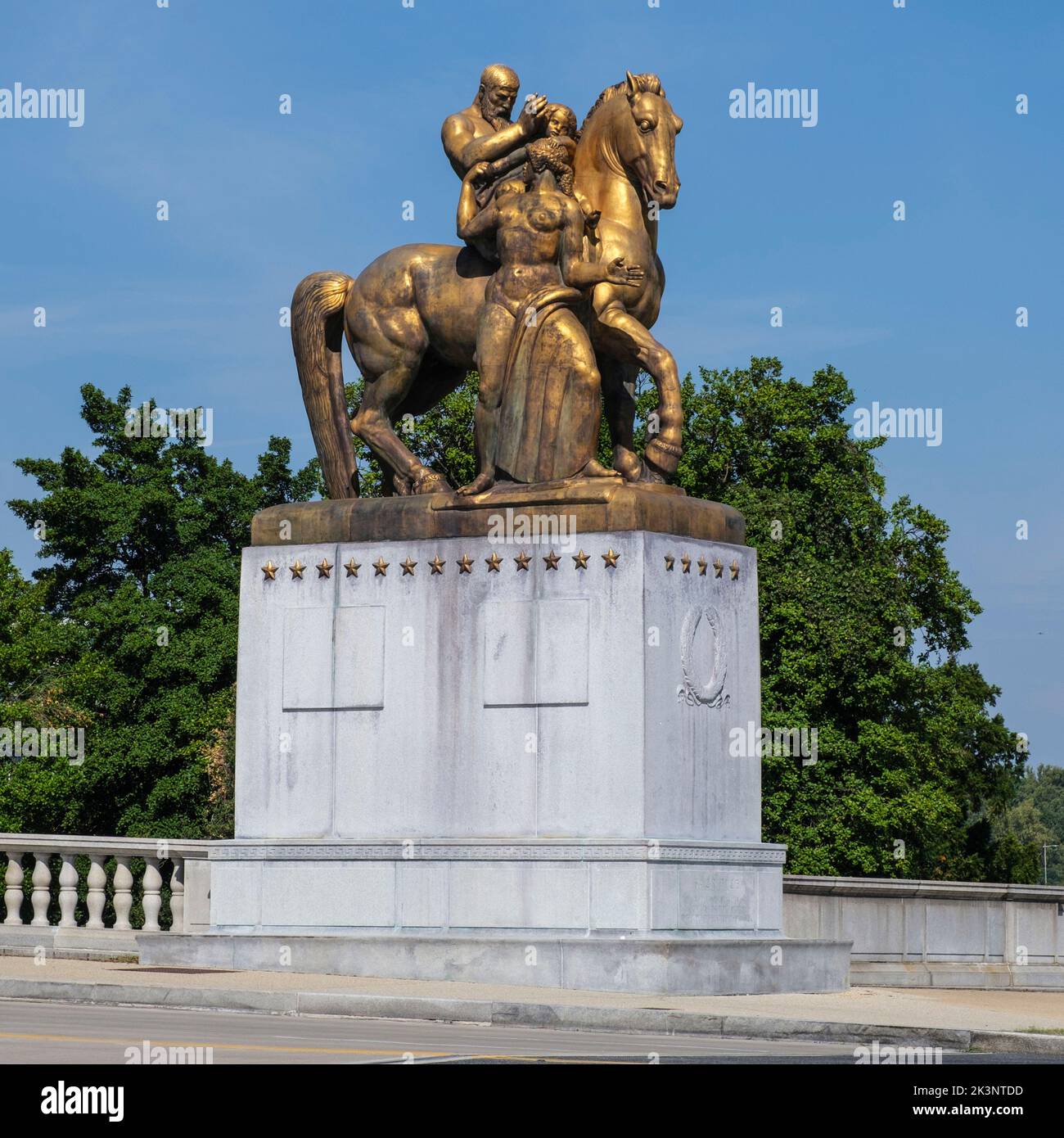 Sacrifice, l'une des statues de l'art de la guerre à l'extrémité est du pont commémoratif d'Arlington. Sculpteur, Leo Friedlander. Washington, DC, États-Unis. Banque D'Images