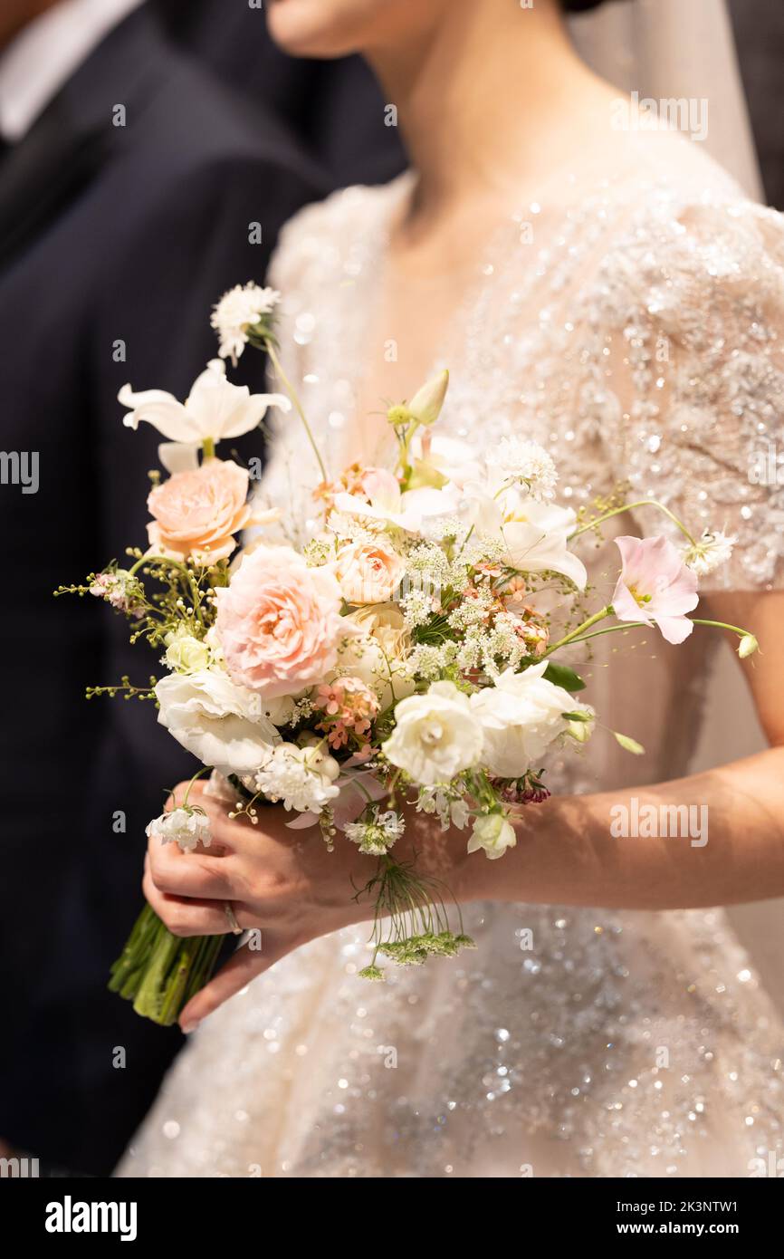 Mariée et marié ensemble, et tenant le bouquet de mariage dans le jour de mariage Banque D'Images