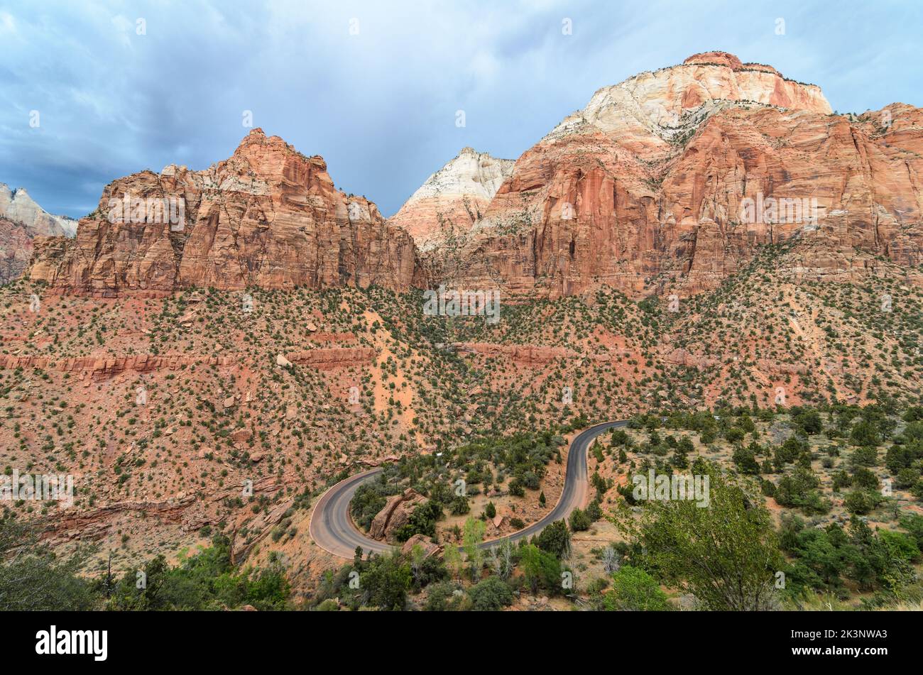 Les routes sinueuses du parc national de Zion Canyon sous un ciel orageux dans l'Utah, aux États-Unis Banque D'Images
