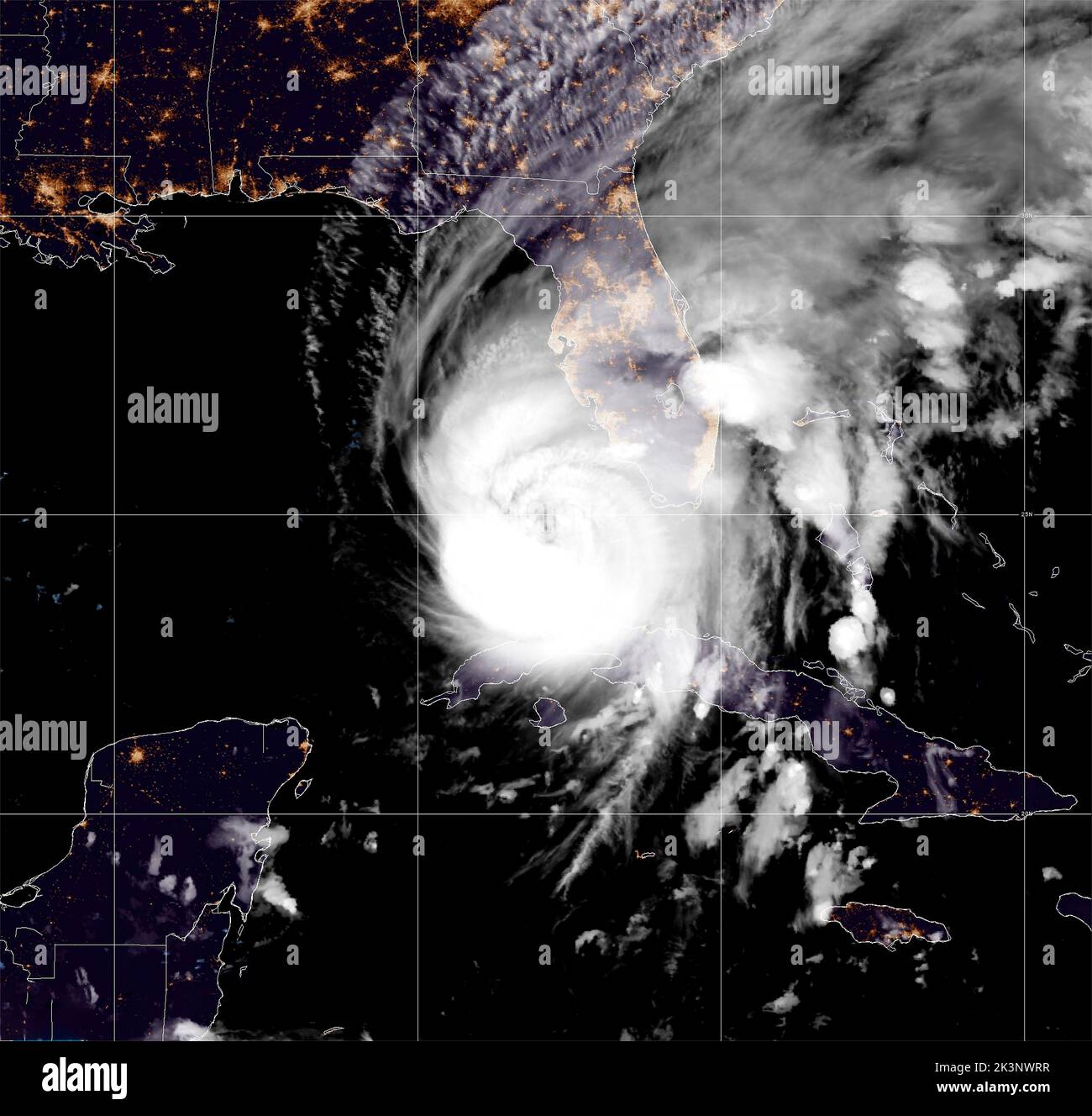 MODIS NOAA, orbite terrestre. 27th septembre 2022. MODIS NOAA, ORBITE TERRESTRE. 27 septembre 2022. Vue de nuit de l'ouragan Ian comme il se rapproche de la côte ouest de la Floride comme il se renforce dans une tempête dangereuse de catégorie 4 alimentée par les eaux chaudes du golfe du Mexique comme vu du satellite GEOS NOAA, 27 septembre 2022 dans l'orbite de la Terre. Crédit : GEOS NOAA/NOAA/Alay Live News Banque D'Images