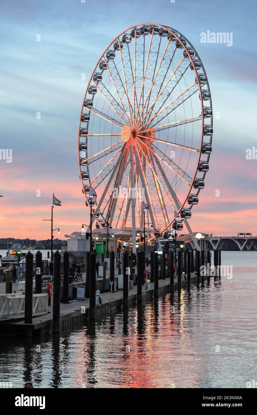 Coucher de soleil sur la grande roue au port national de Washington DC, États-Unis Banque D'Images