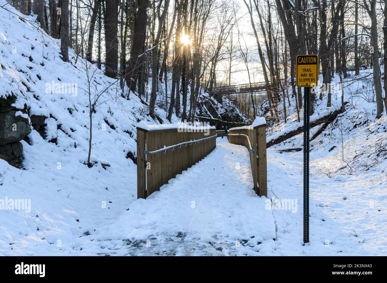 Le Trolley Trail dans la neige et la glace à l'extérieur d'Ellicott City, Maryland, États-Unis Banque D'Images