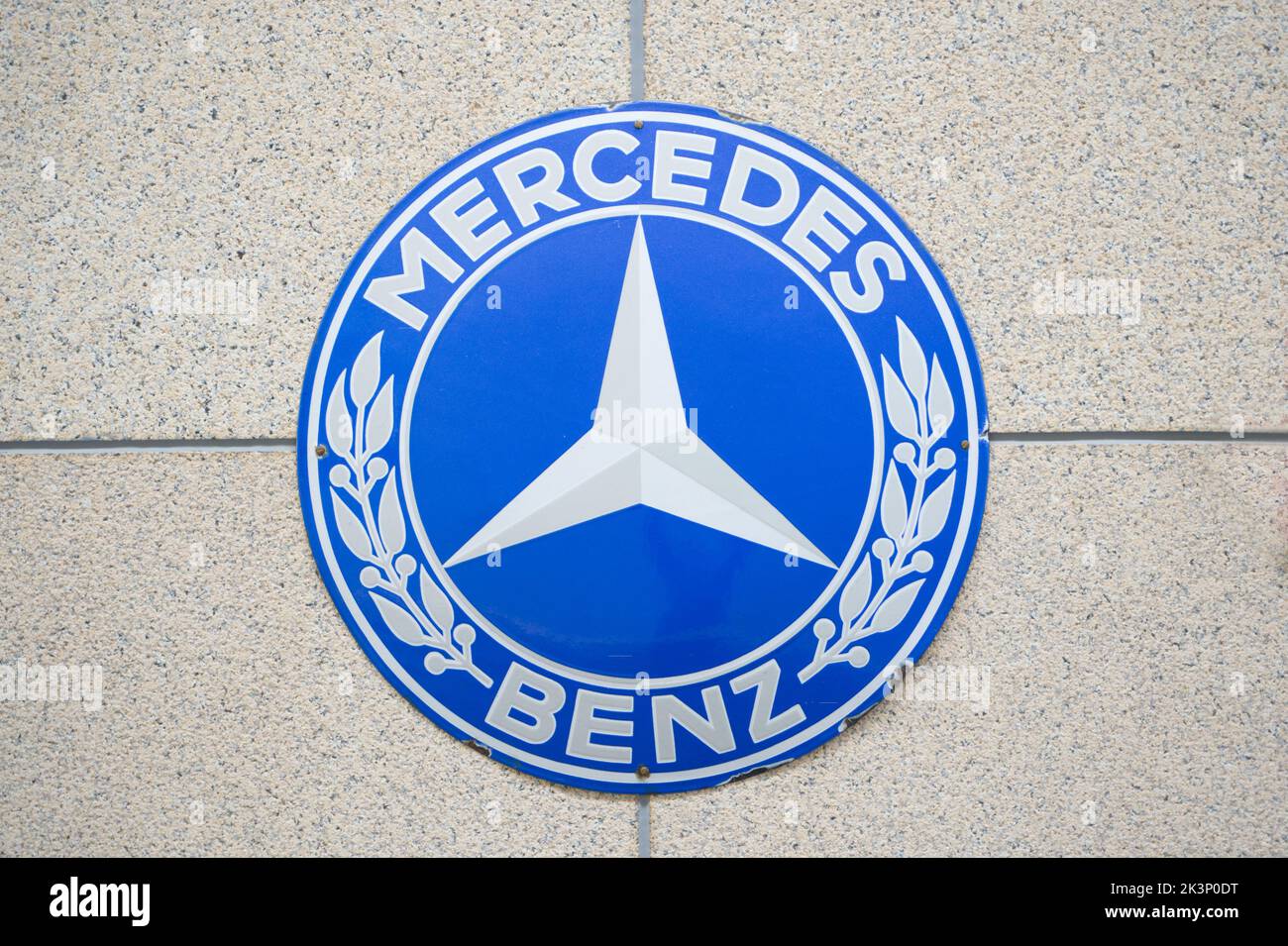 Plaque métallique Mercedes sur le mur Banque D'Images