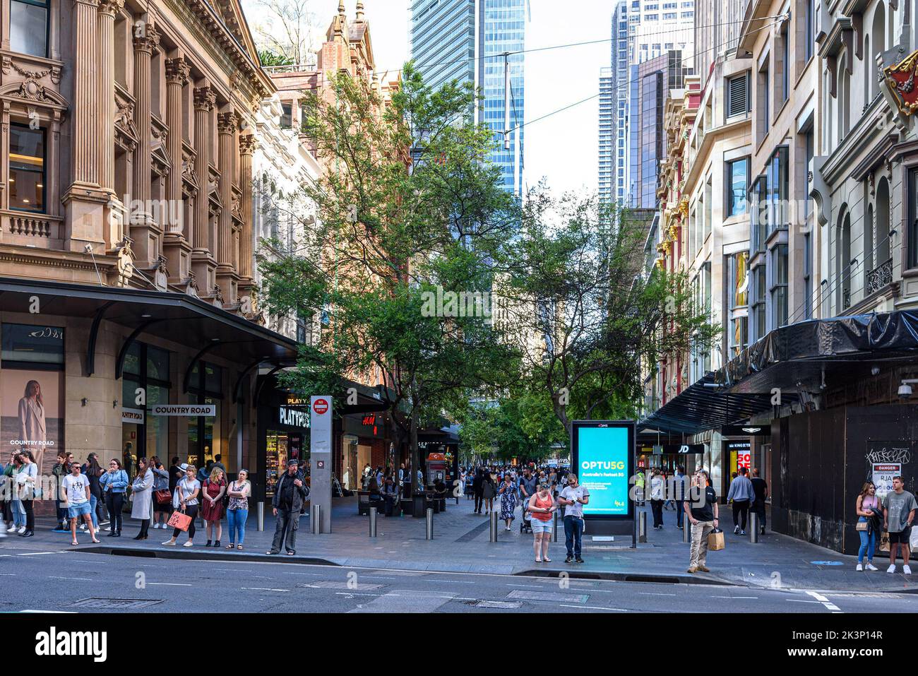 Piétons marchant le long de la galerie marchande Pitt Street dans le quartier central des affaires de Sydney Banque D'Images