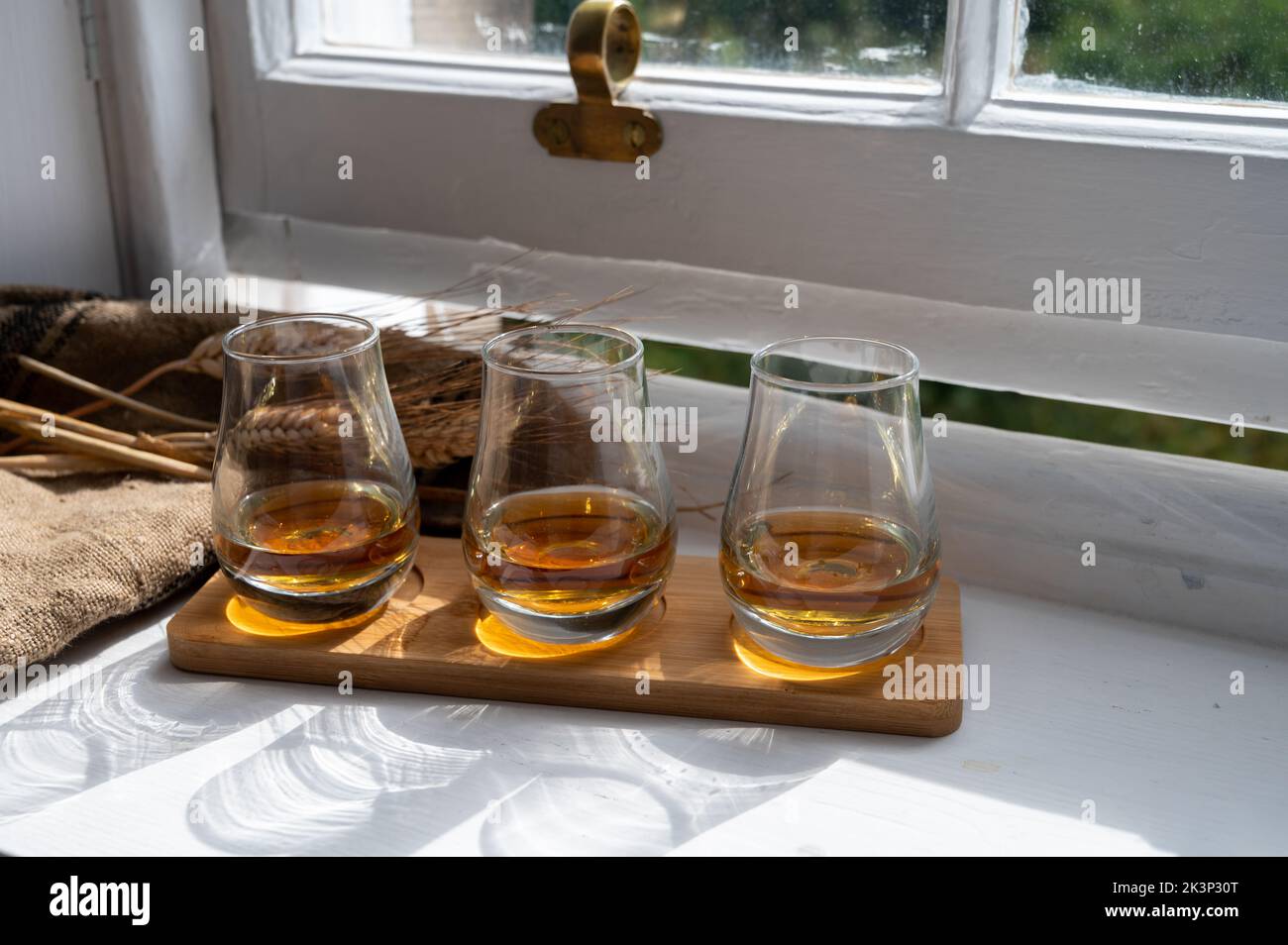 Vol de single malt et de scotch whisky mélangé servi sur un vieux rebord de fenêtre en bois dans