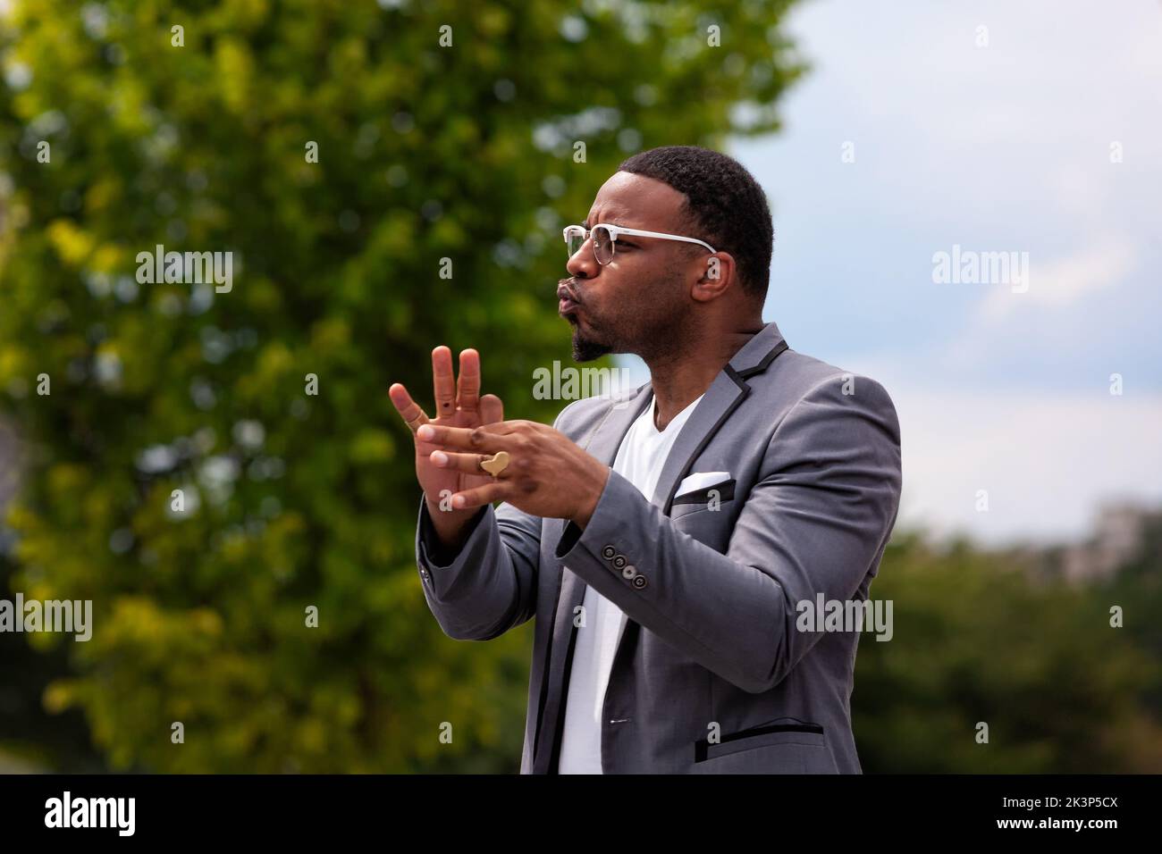 Billy Sanders, interprète de l'American Sign Language, en action à Demand DC, un rassemblement contre le racisme et une marche. L'événement a été une collaboration des organisations locales de justice raciale à la suite du meurtre de George Floyd. Banque D'Images