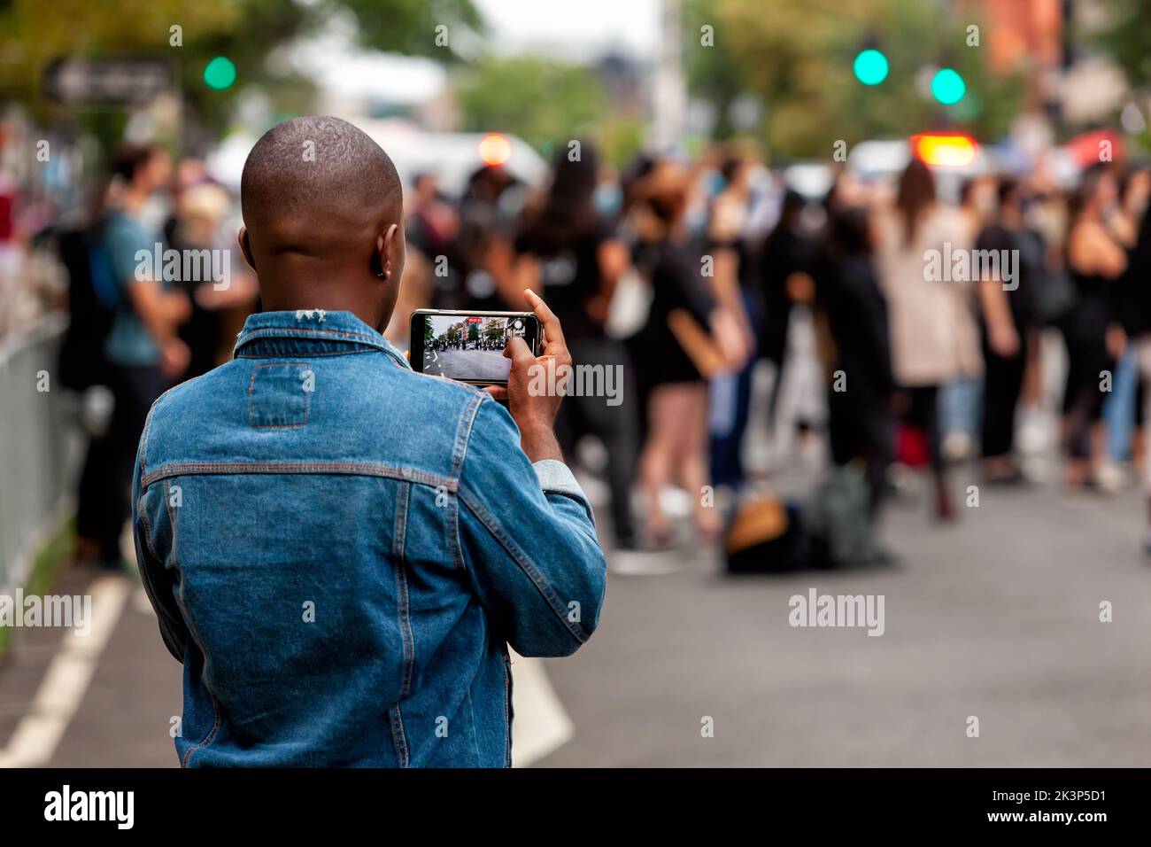 Un passant enregistre une vidéo d'une manifestation contre le racisme. La manifestation était une manifestation hebdomadaire contre la brutalité policière et les abus de pouvoir. Il est accueilli par les manifestations de DC, l'une des nombreuses organisations créées à la suite du meurtre de George Floyd. Banque D'Images