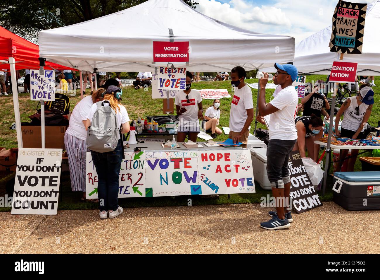 Les bénévoles enregistrent les gens pour voter pendant Demand DC, un rassemblement contre le racisme et une marche. L'événement a été une collaboration des organisations locales de justice raciale à la suite du meurtre de George Floyd. Banque D'Images