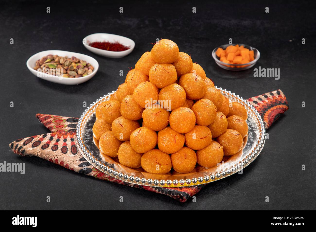 Indian Sweet Motichoor laddoo également connu comme Bundi Laddu or Motichur Laddoo est fait de très petites boules de farine de Gram Ou Boondis qui sont frits Banque D'Images