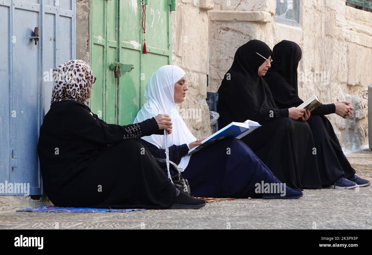 Une femme palestinienne a lu le Coran dans la vieille ville de Jérusalem Israël Banque D'Images