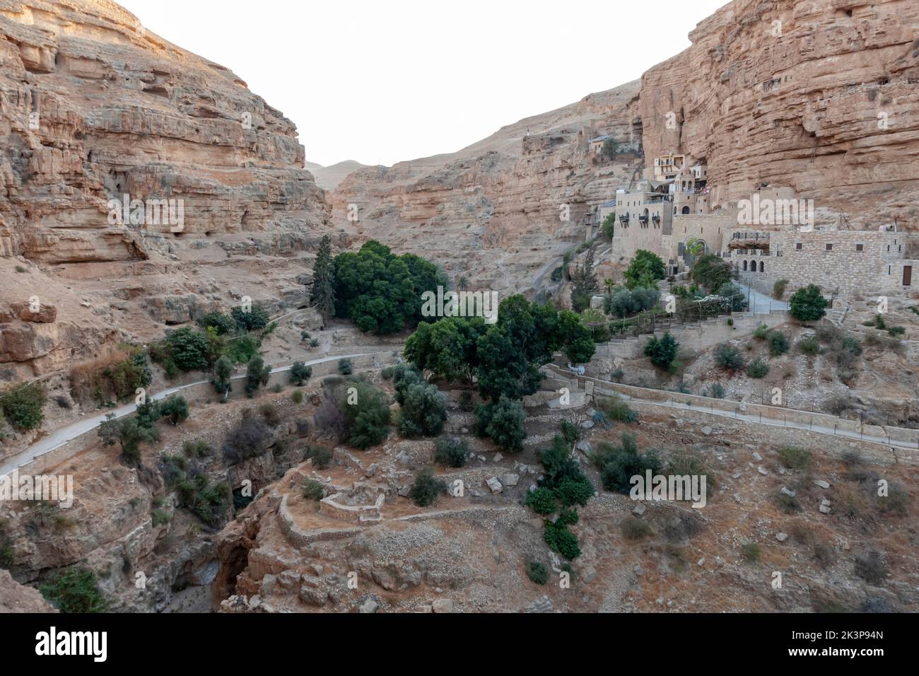 Le monastère de Saint-Georges de Koziba, niché dans la vallée luxuriante du désert de Wadi Qelt, Judée ou Judée en Israël Banque D'Images