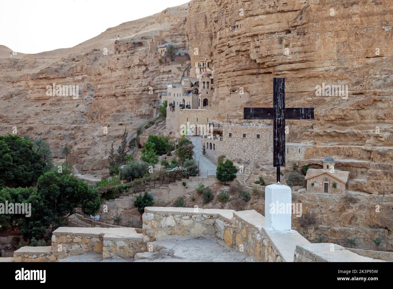 Le monastère de Saint-Georges de Koziba, niché dans la vallée luxuriante du désert de Wadi Qelt, Judée ou Judée en Israël Banque D'Images