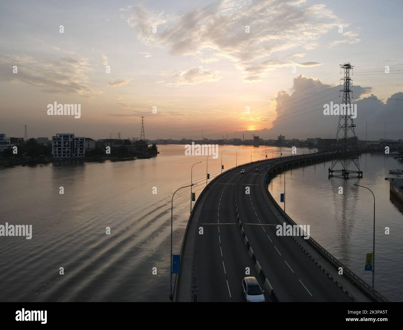 Vue aérienne d'un pont autoroutier sur un canal à Lagos, au Nigeria, au coucher du soleil Banque D'Images