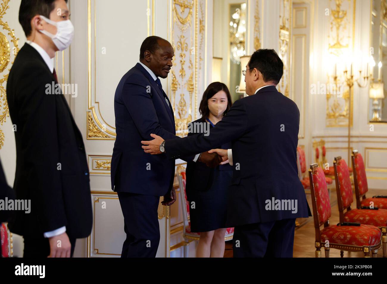 Tokyo, Japon. 28th septembre 2022. Fumio Kishida, premier ministre du Japon, à droite, accueille Kembo Mohadi, ancien vice-président du Zimbabwe, avant leur rencontre à la maison d'hôtes du Palais Akasaka à Tokyo, au Japon, le mercredi 28 septembre 2022. Kishida a cherché à présenter les funérailles d'État de mardi de l'ancien Premier ministre Shinzo Abe comme une occasion de diplomatie, en planifiant des entretiens avec 30 hauts responsables en trois jours. (Credit image: © POOL via ZUMA Press Wire) Credit: ZUMA Press, Inc./Alamy Live News Banque D'Images