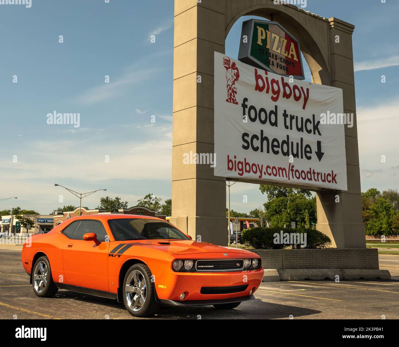 ROYAL OAK, MI/USA - 13 AOÛT 2020 : une voiture Dodge Challenger R/T sur la route Woodward Dream Cruise. Banque D'Images