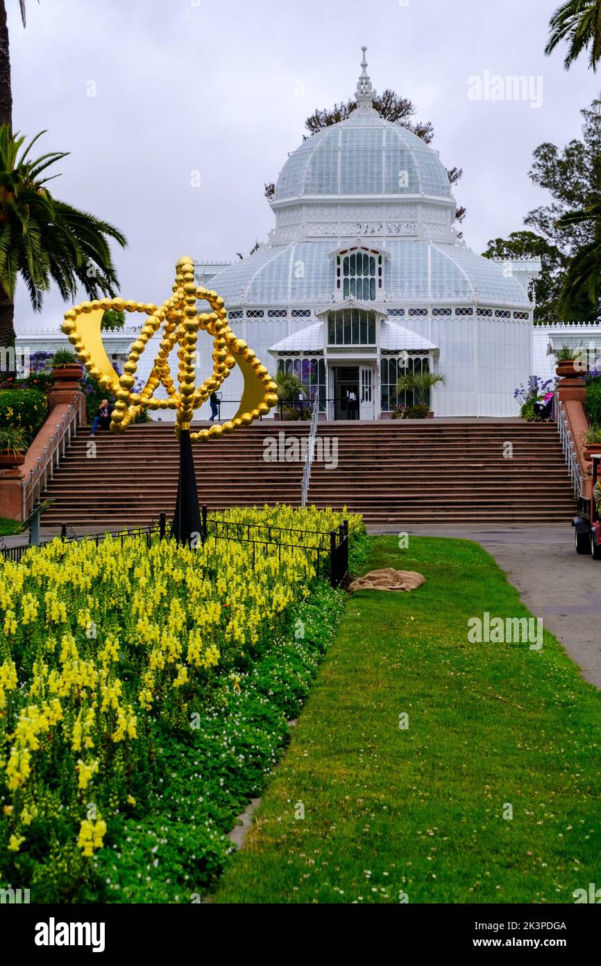 Jardin d'hiver des fleurs, pelouse et parterres de fleurs avec sculpture d'or la Rose des vents, dans le Golden Gate Park, San Francisco, Californie. Banque D'Images