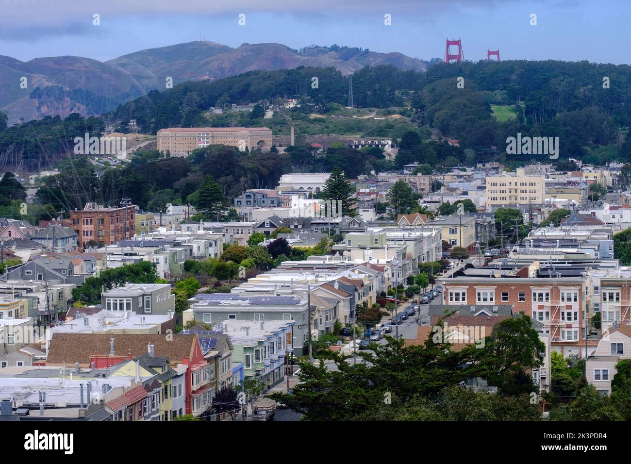 Vue panoramique sur les bâtiments, les collines et les sommets des tours du Golden Gate Bridge, depuis le niveau d'observation de la Tour Hamon du Musée de Young, San Francisco. Banque D'Images