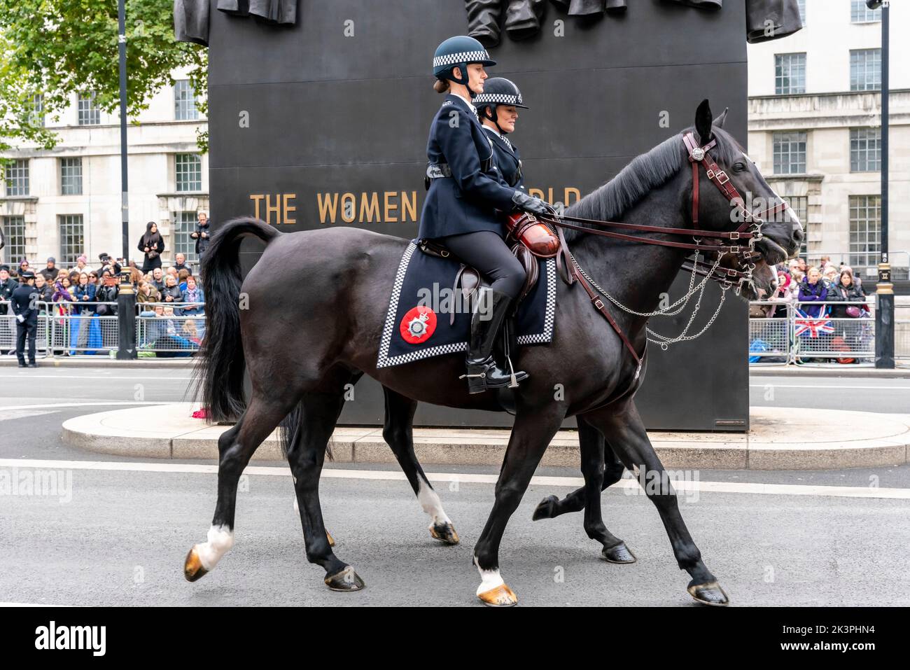 Les officiers de police des femmes montées se trouvent à côté du monument des femmes de la Seconde Guerre mondiale à Whitehall, Londres, Royaume-Uni. Banque D'Images