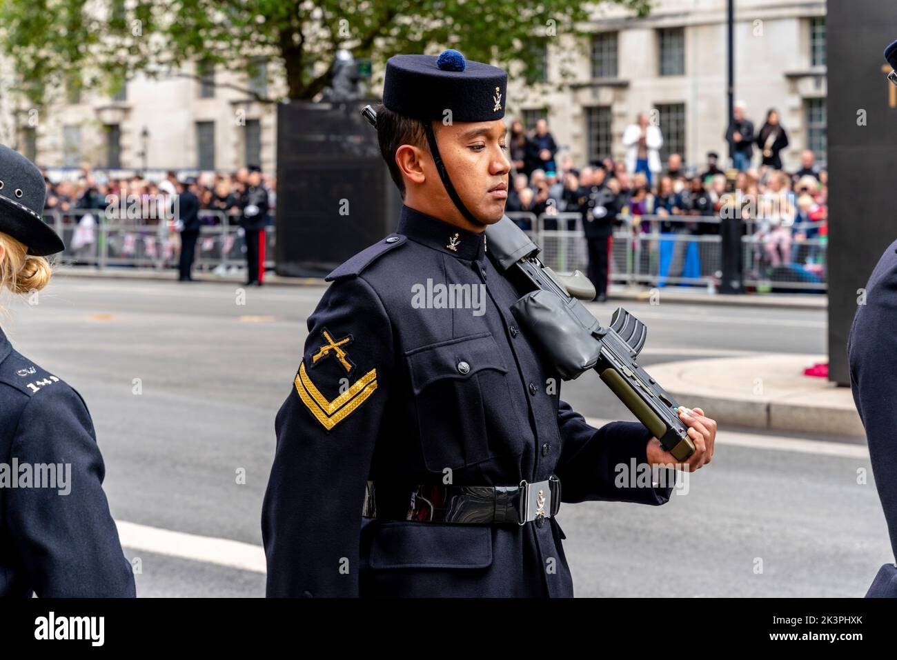 Les soldats de l'armée britannique se trouvent en garde le long de la route de procession funéraire de la reine Elizabeth II, Whitehall, Londres, Royaume-Uni. Banque D'Images