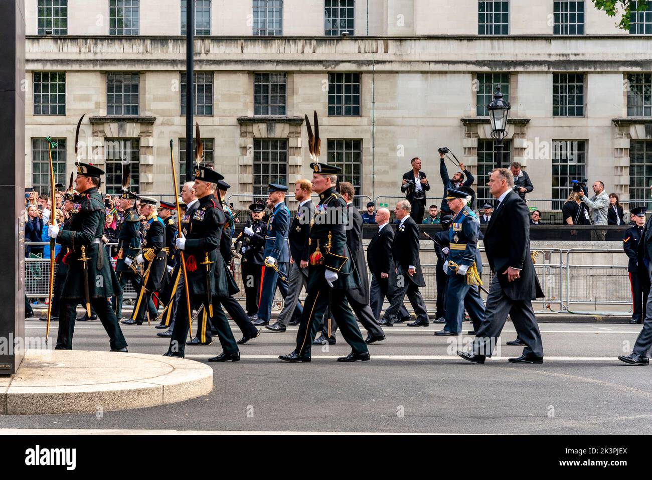 Les membres de la famille royale britannique marchent derrière le cercueil de la reine Elizabeth II pendant que la procession funéraire se déplace vers le haut Whitehall, Londres, Royaume-Uni. Banque D'Images