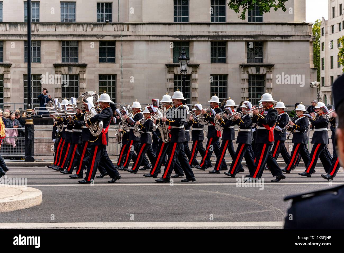 Un groupe de l'armée britannique et des Royal Marines se produit pendant le défilé funéraire de la reine Elizabeth II, Whitehall, Londres, Royaume-Uni. Banque D'Images