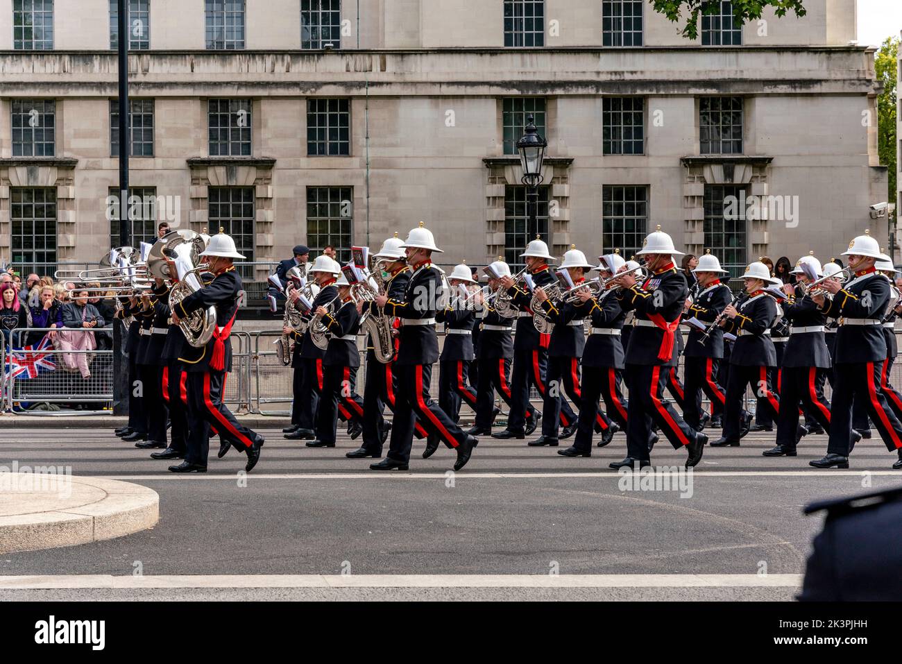 Un groupe de l'armée britannique et des Royal Marines se produit pendant le défilé funéraire de la reine Elizabeth II, Whitehall, Londres, Royaume-Uni. Banque D'Images