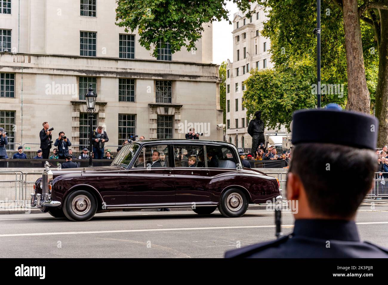 La voiture royale avec la princesse de Galles, la reine Consort et le prince George prennent part à la procession funéraire de la reine Elizabeth II, Londres, Royaume-Uni. Banque D'Images