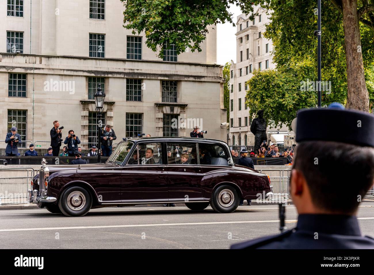 La voiture royale avec la princesse de Galles, la reine Consort et le prince George prennent part à la procession funéraire de la reine Elizabeth II, Londres, Royaume-Uni. Banque D'Images