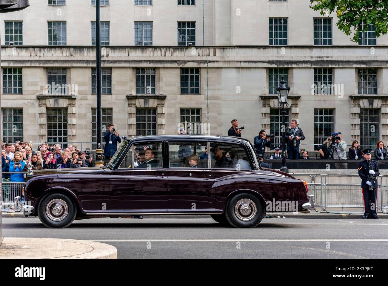 La voiture royale avec la princesse de Galles, la reine Consort et le prince George prennent part à la procession funéraire de la reine Elizabeth II, Londres, Royaume-Uni. Banque D'Images